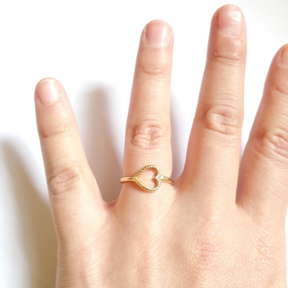 NWOT Beautiful Gold Heart Ring size 5.75 - Picture 2 of 11